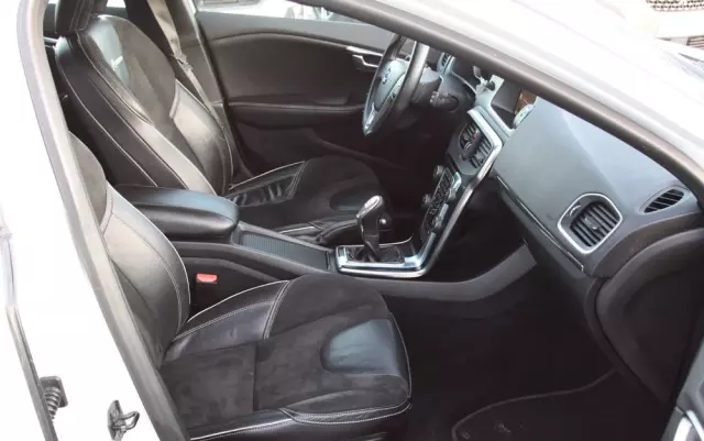 VOLVO V40 D2 R-Design