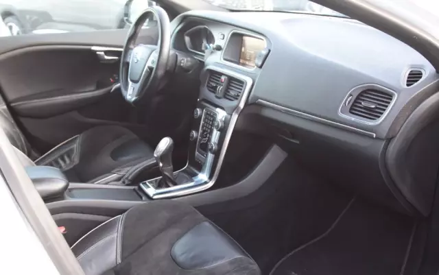 VOLVO V40 D2 R-Design