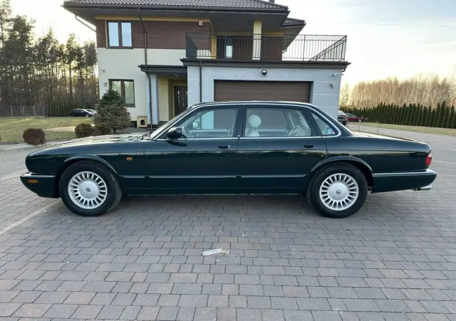 JAGUAR XJ 