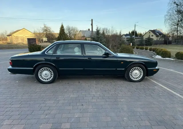 JAGUAR XJ 