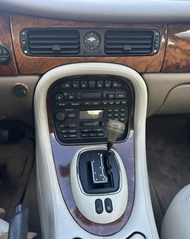 JAGUAR XJ 