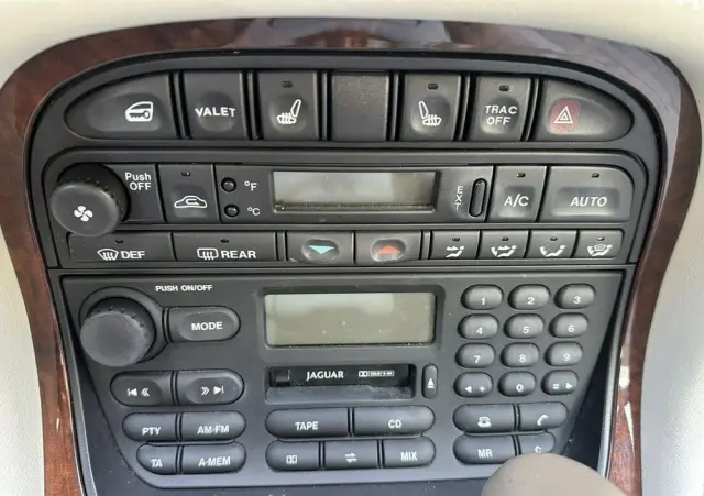 JAGUAR XJ 