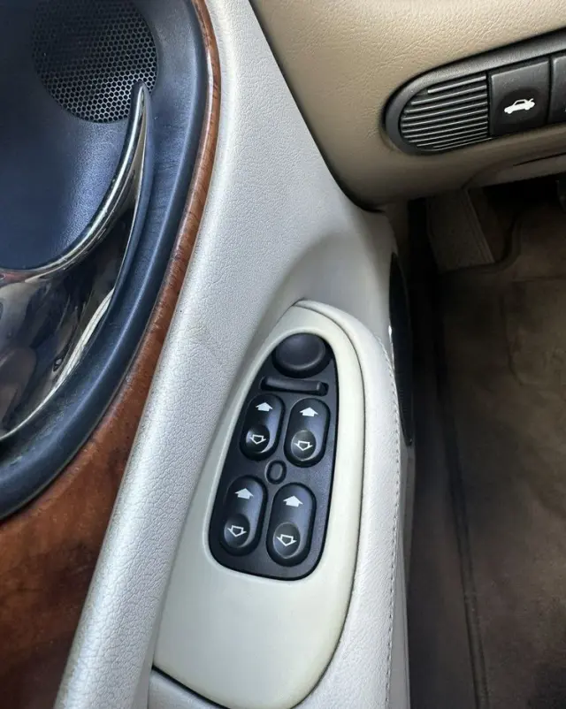 JAGUAR XJ 
