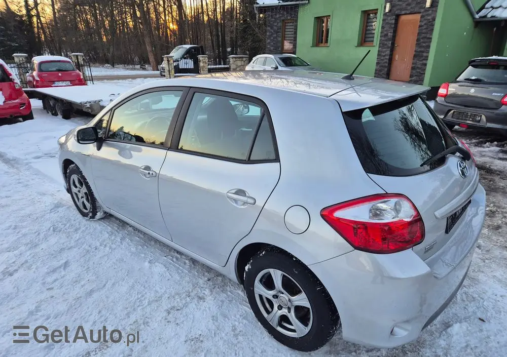 TOYOTA Auris 