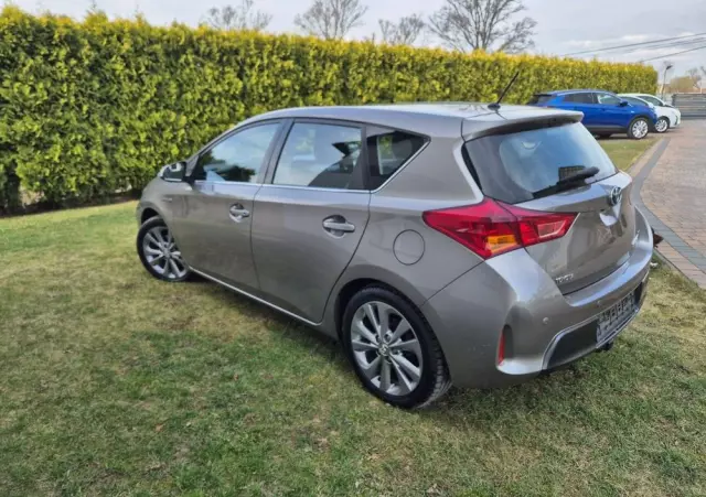 TOYOTA Auris 