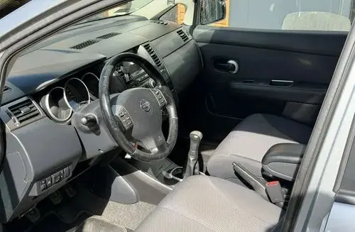 NISSAN Tiida 