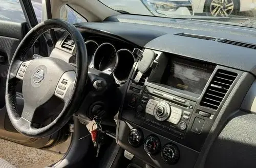 NISSAN Tiida 