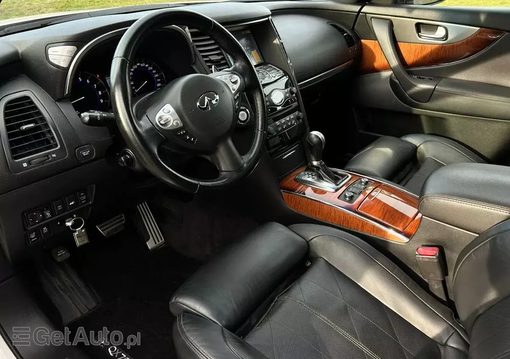 INFINITI QX70 