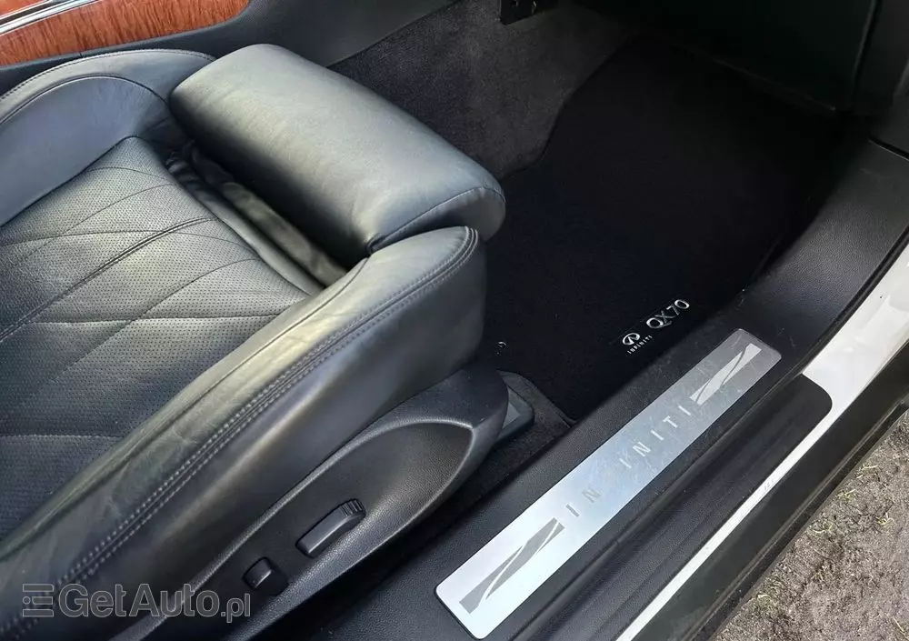 INFINITI QX70 