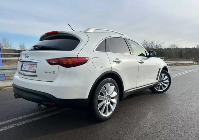 INFINITI QX70 