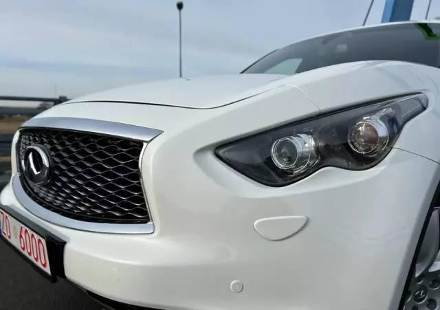 INFINITI QX70 