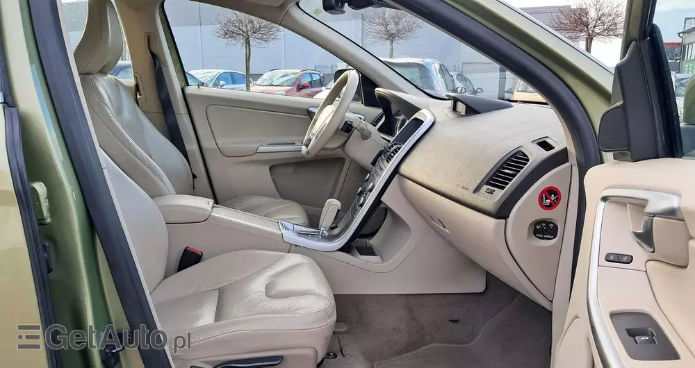 VOLVO XC 60 2.0T Powershift Momentum