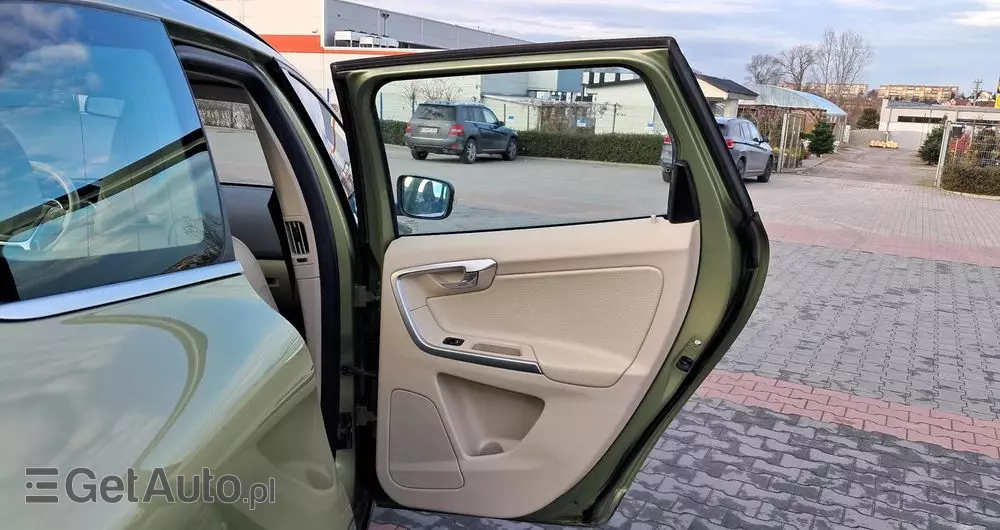 VOLVO XC 60 2.0T Powershift Momentum