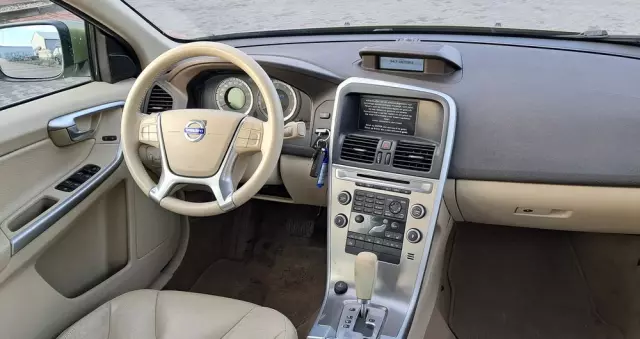 VOLVO XC 60 2.0T Powershift Momentum