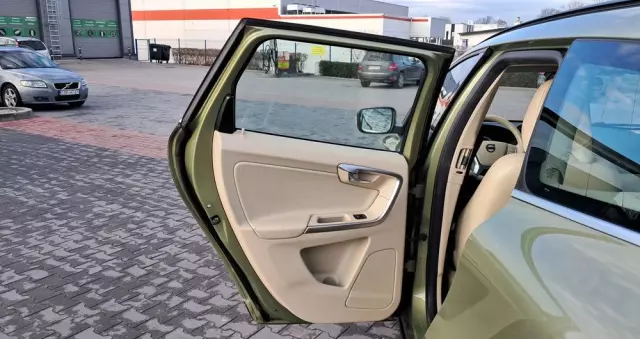 VOLVO XC 60 2.0T Powershift Momentum