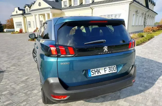 PEUGEOT 5008 