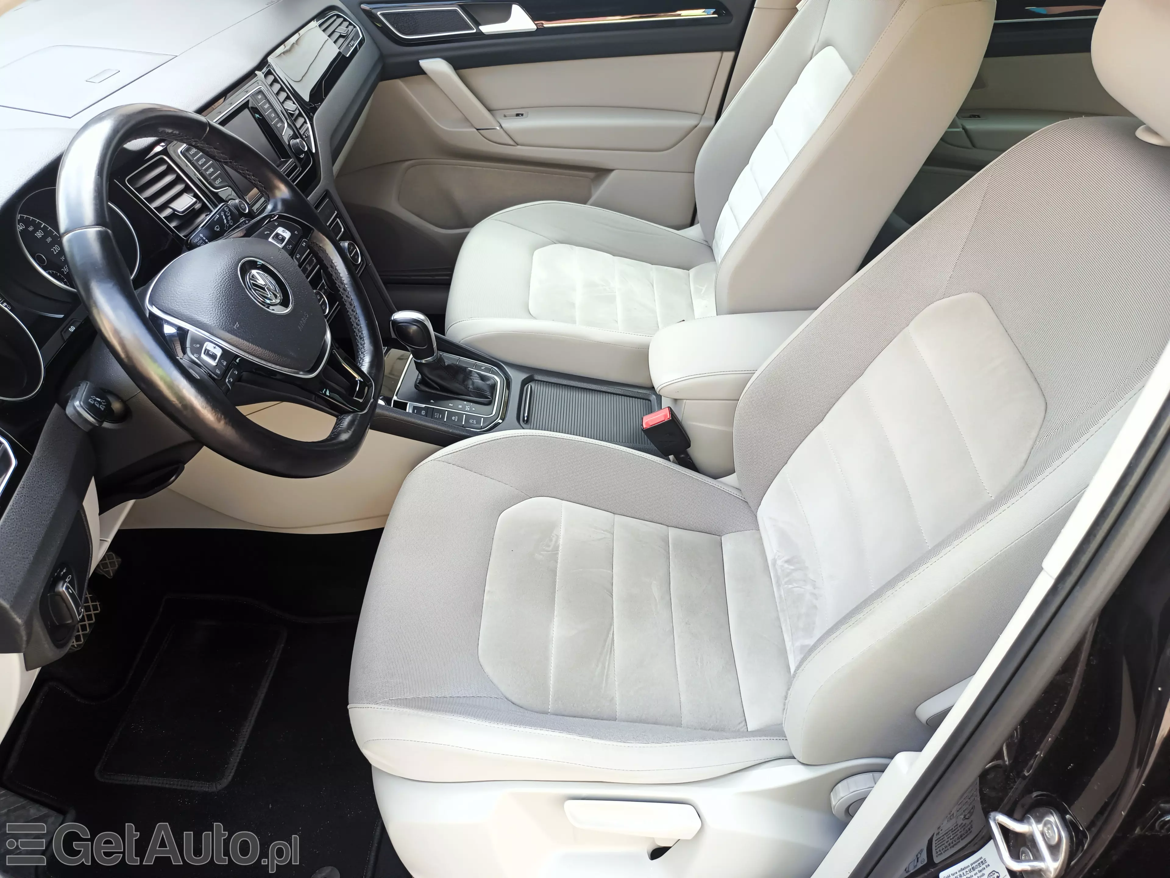 VOLKSWAGEN Golf Sportsvan 