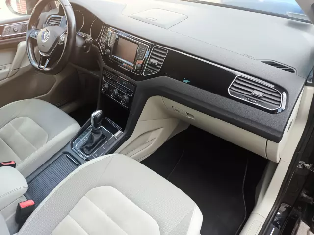 VOLKSWAGEN Golf Sportsvan 