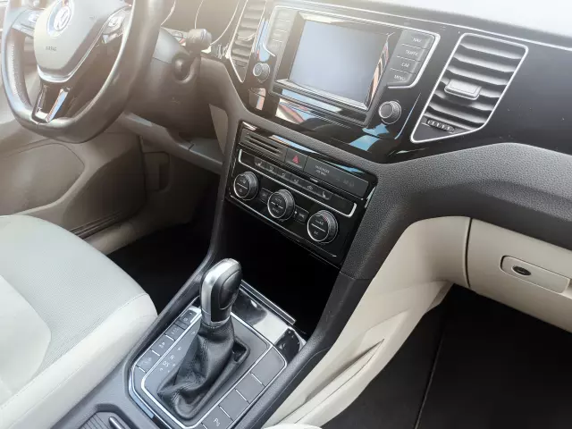 VOLKSWAGEN Golf Sportsvan 