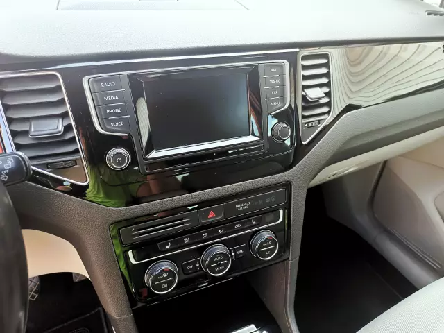 VOLKSWAGEN Golf Sportsvan 