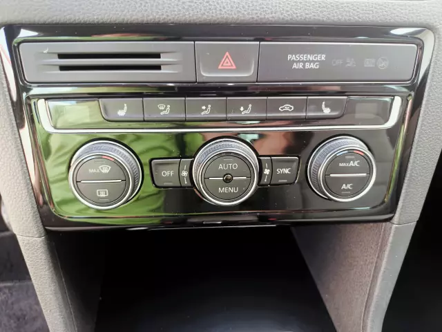 VOLKSWAGEN Golf Sportsvan 