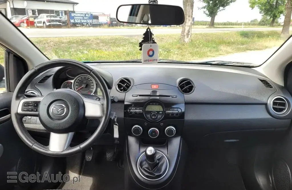 MAZDA 2 