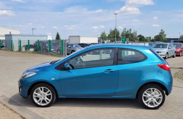MAZDA 2 