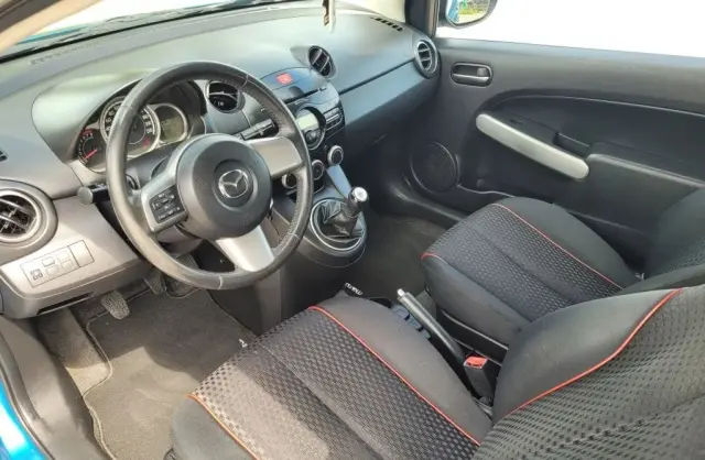 MAZDA 2 