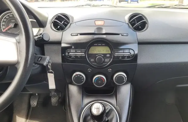 MAZDA 2 