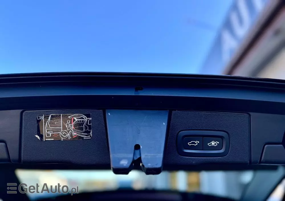 VOLVO XC 60 T6 AWD Plug-In Hybrid R-Design