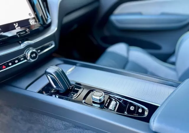 VOLVO XC 60 T6 AWD Plug-In Hybrid R-Design