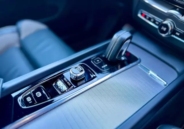 VOLVO XC 60 T6 AWD Plug-In Hybrid R-Design