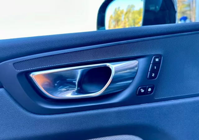 VOLVO XC 60 T6 AWD Plug-In Hybrid R-Design