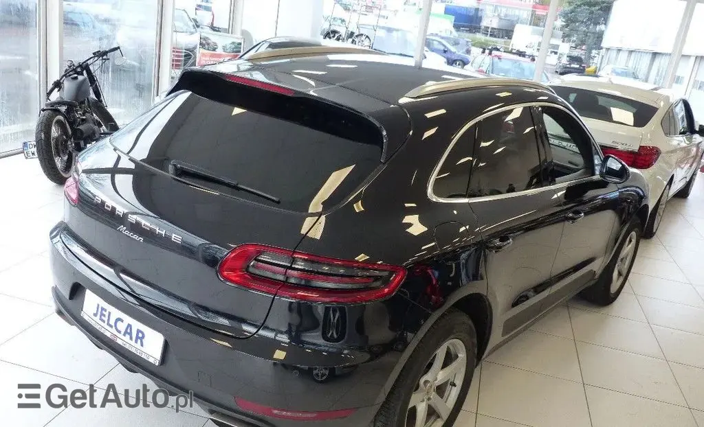 PORSCHE Macan 