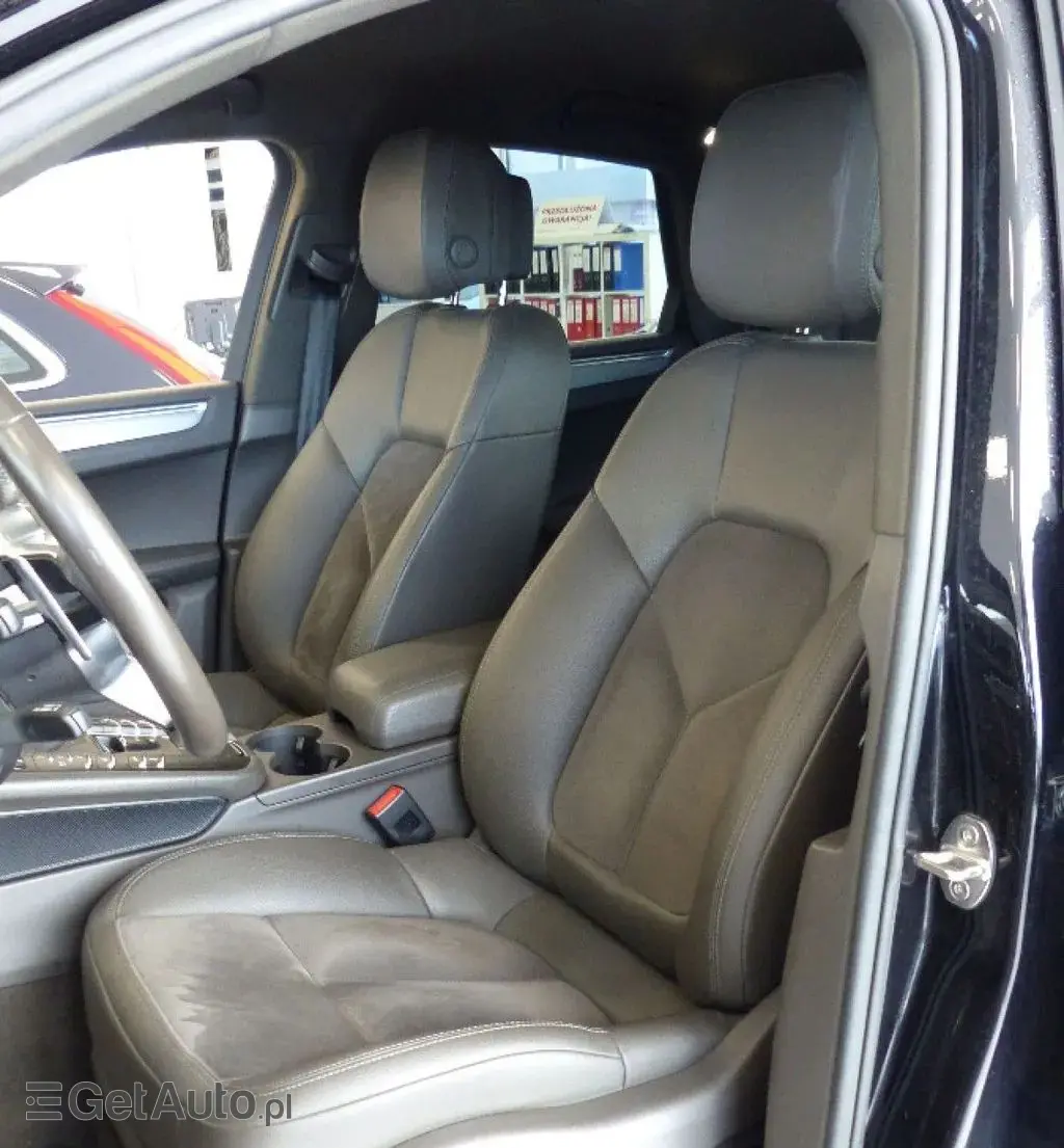 PORSCHE Macan 