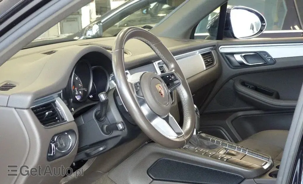 PORSCHE Macan 
