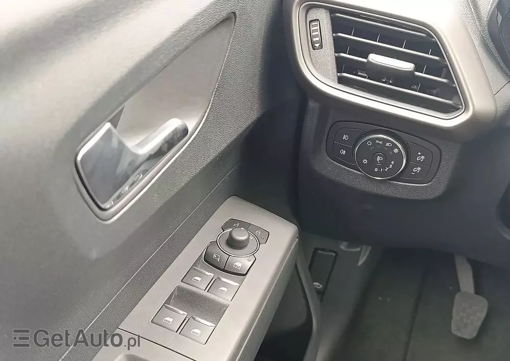 FORD Tourneo Courier 1.0 EcoBoost Titanium