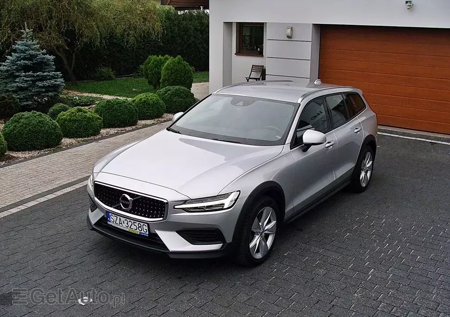 VOLVO V60 Cross Country D3 Geartronic Momentum