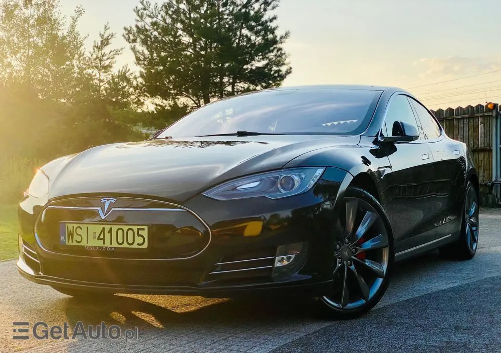 TESLA Model S 