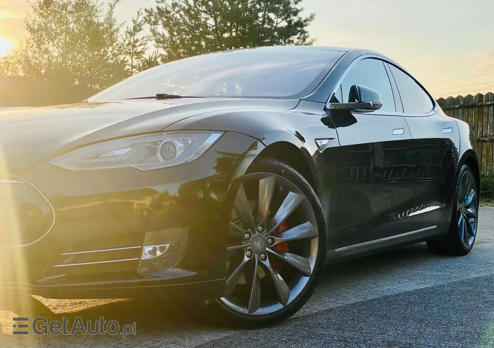 TESLA Model S 