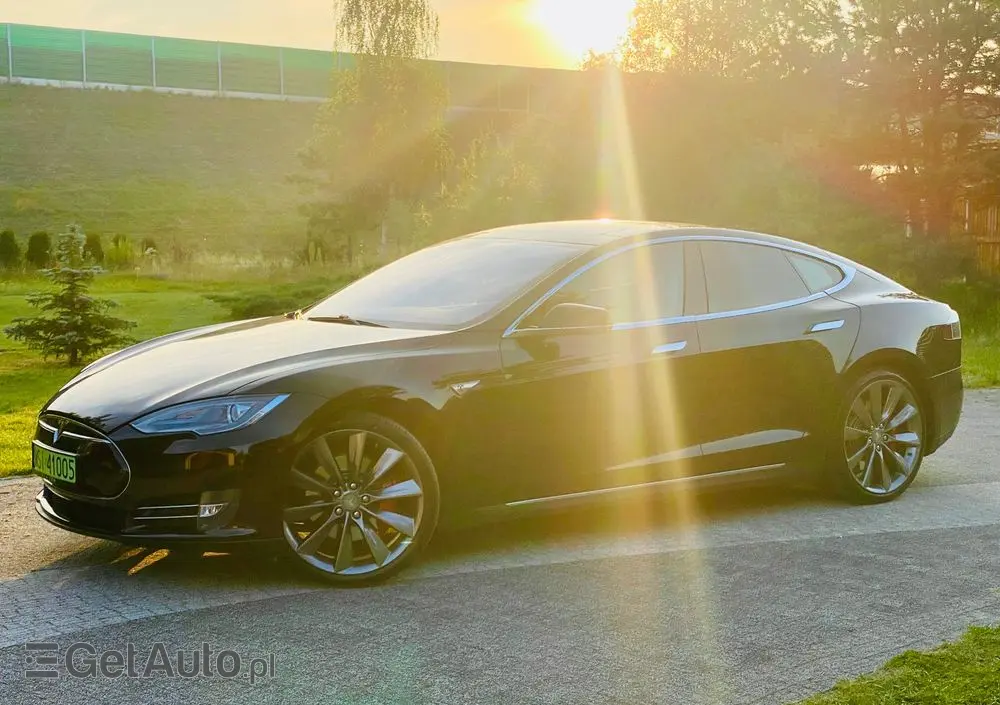 TESLA Model S 