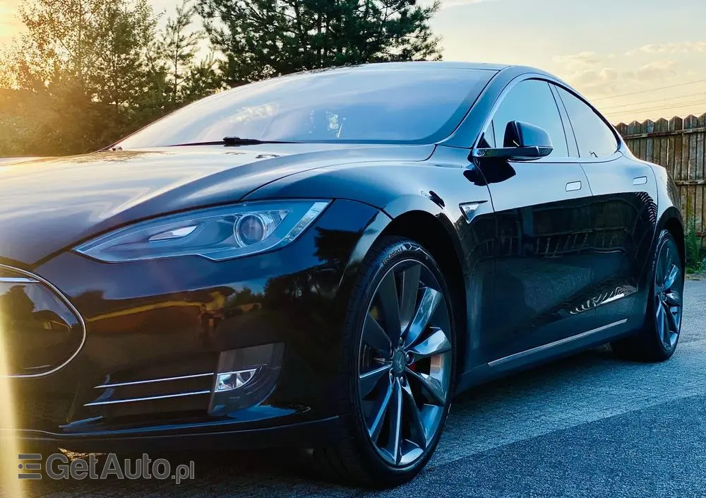 TESLA Model S 