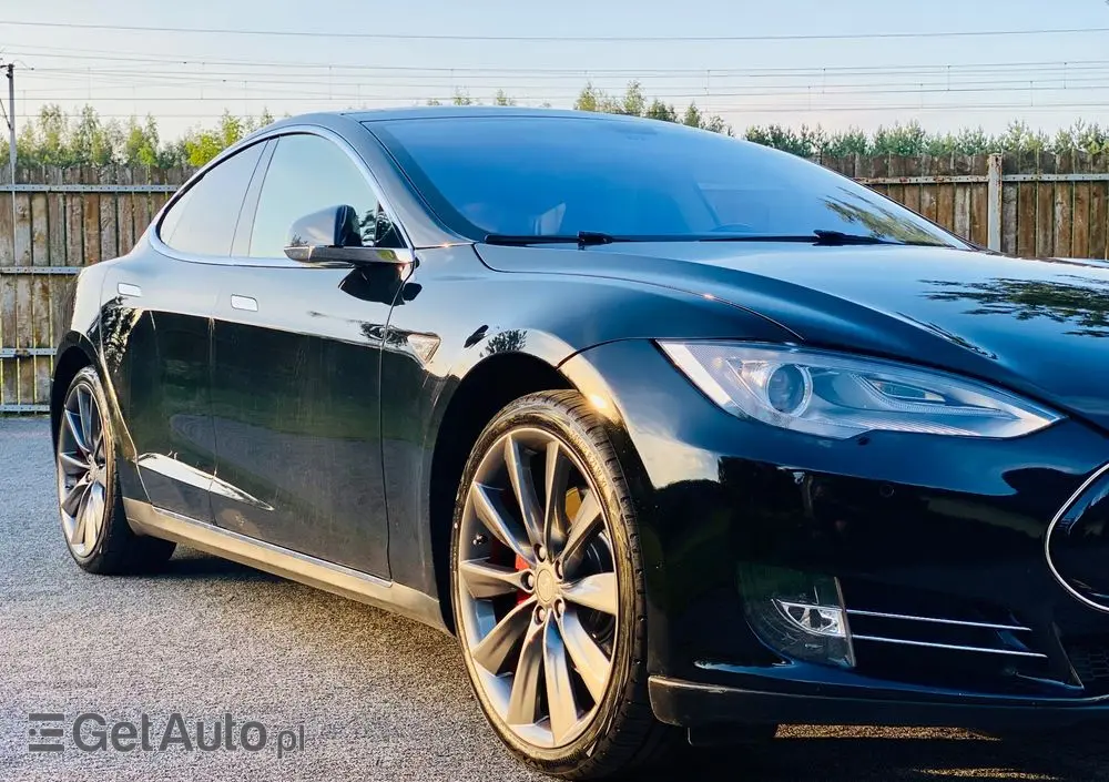 TESLA Model S 