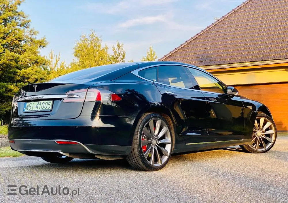 TESLA Model S 