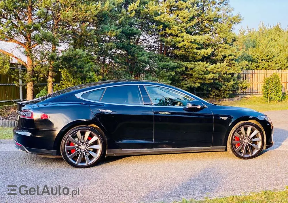 TESLA Model S 