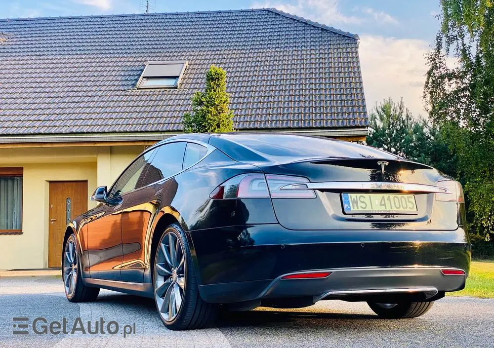 TESLA Model S 