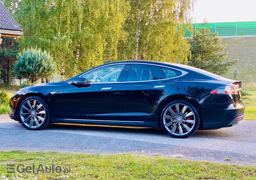 TESLA Model S 