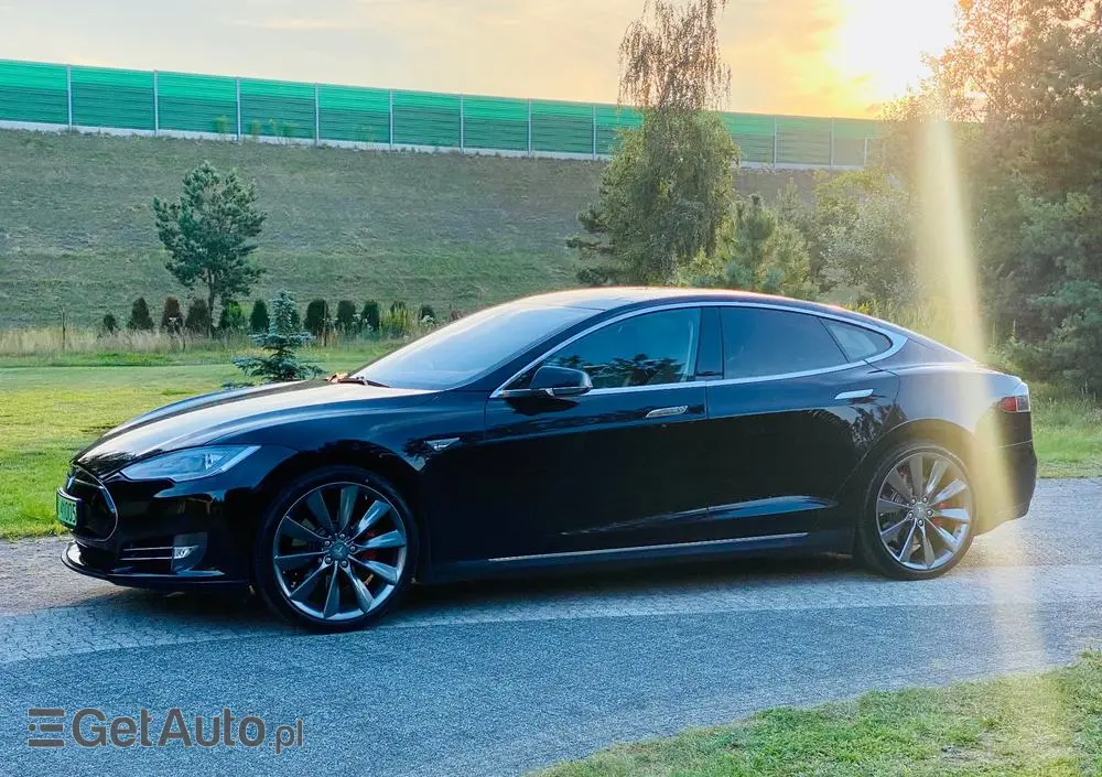 TESLA Model S 