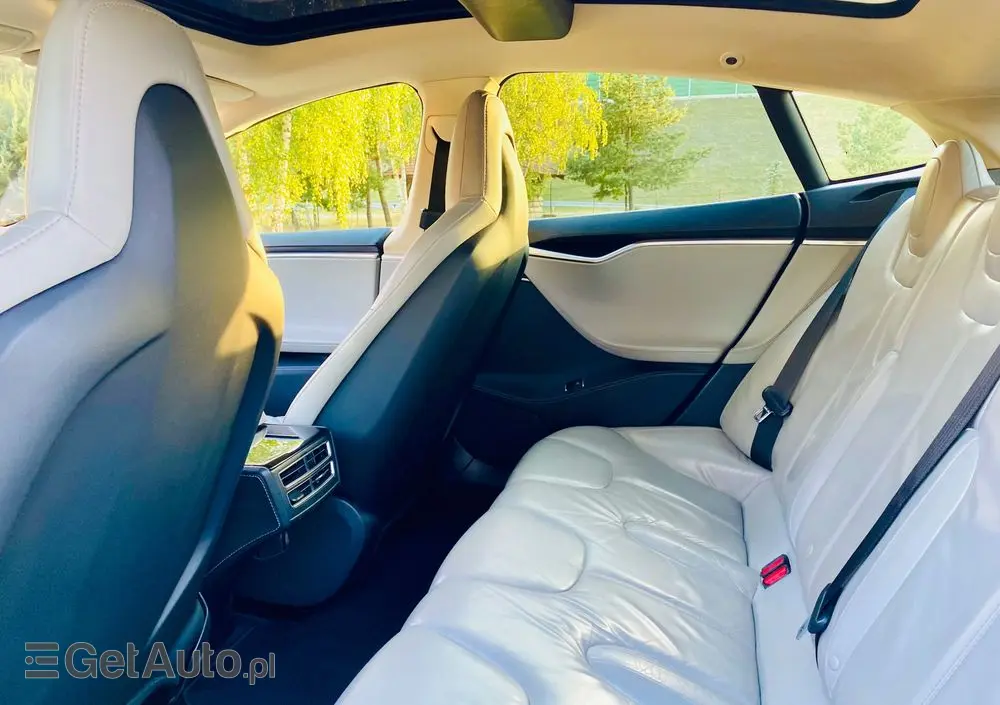 TESLA Model S 