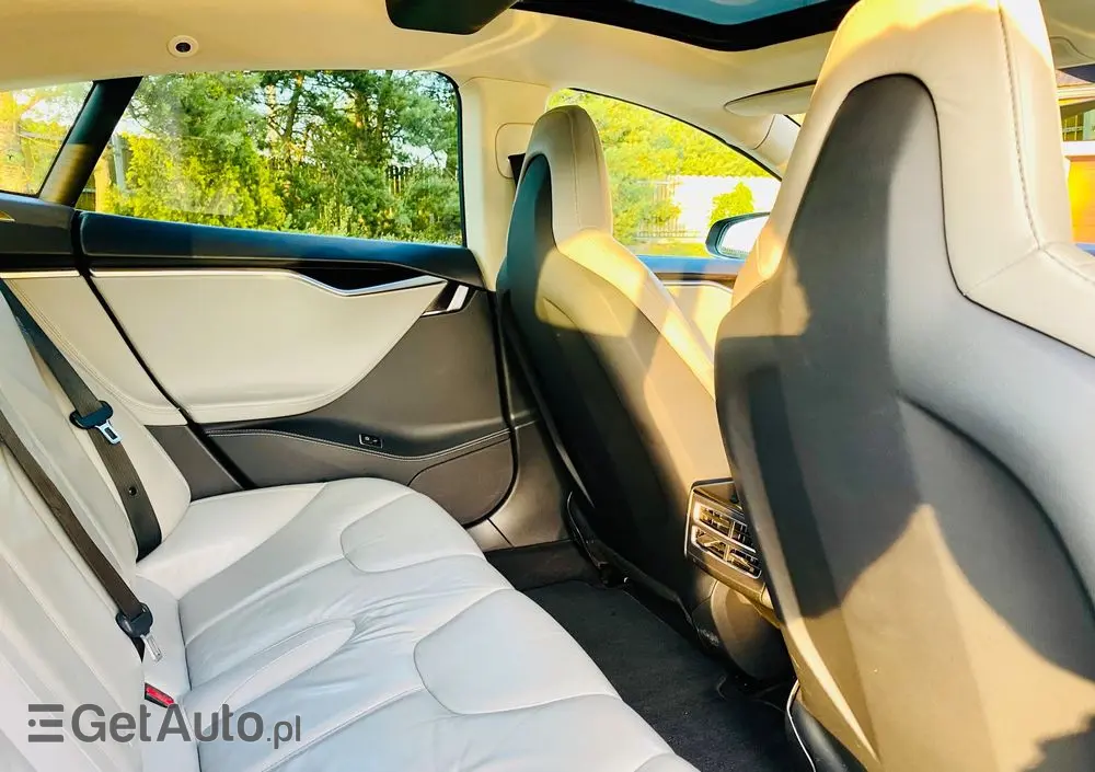 TESLA Model S 